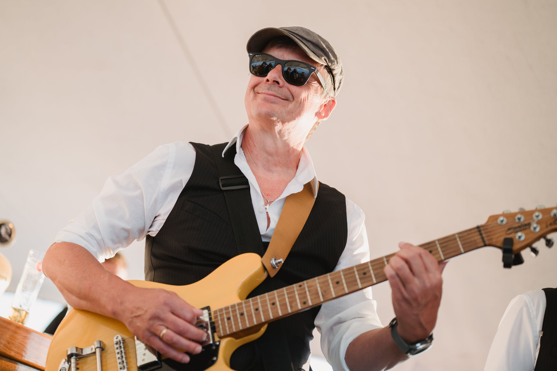 Porträt von Wolfgang Sauter von The Swingbugs, lächelnd im Gegenlicht