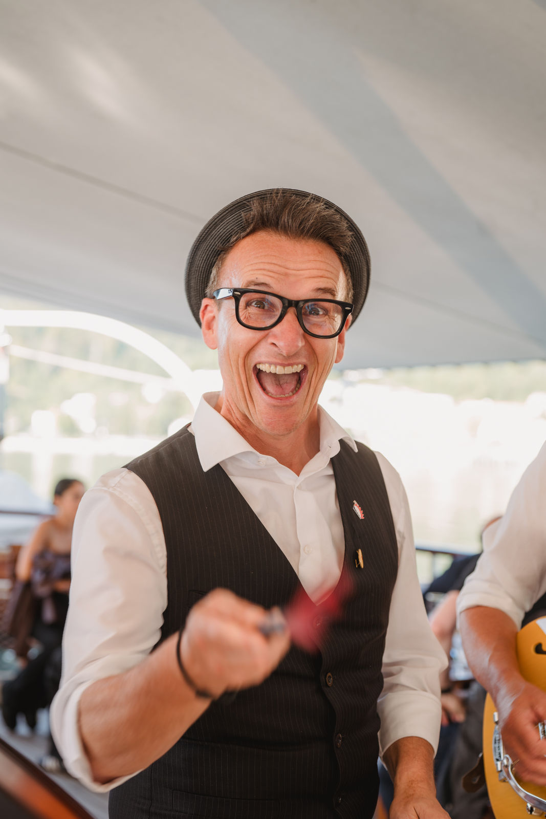 Porträt von Johannes Trojan von The Swingbugs beim Auftritt