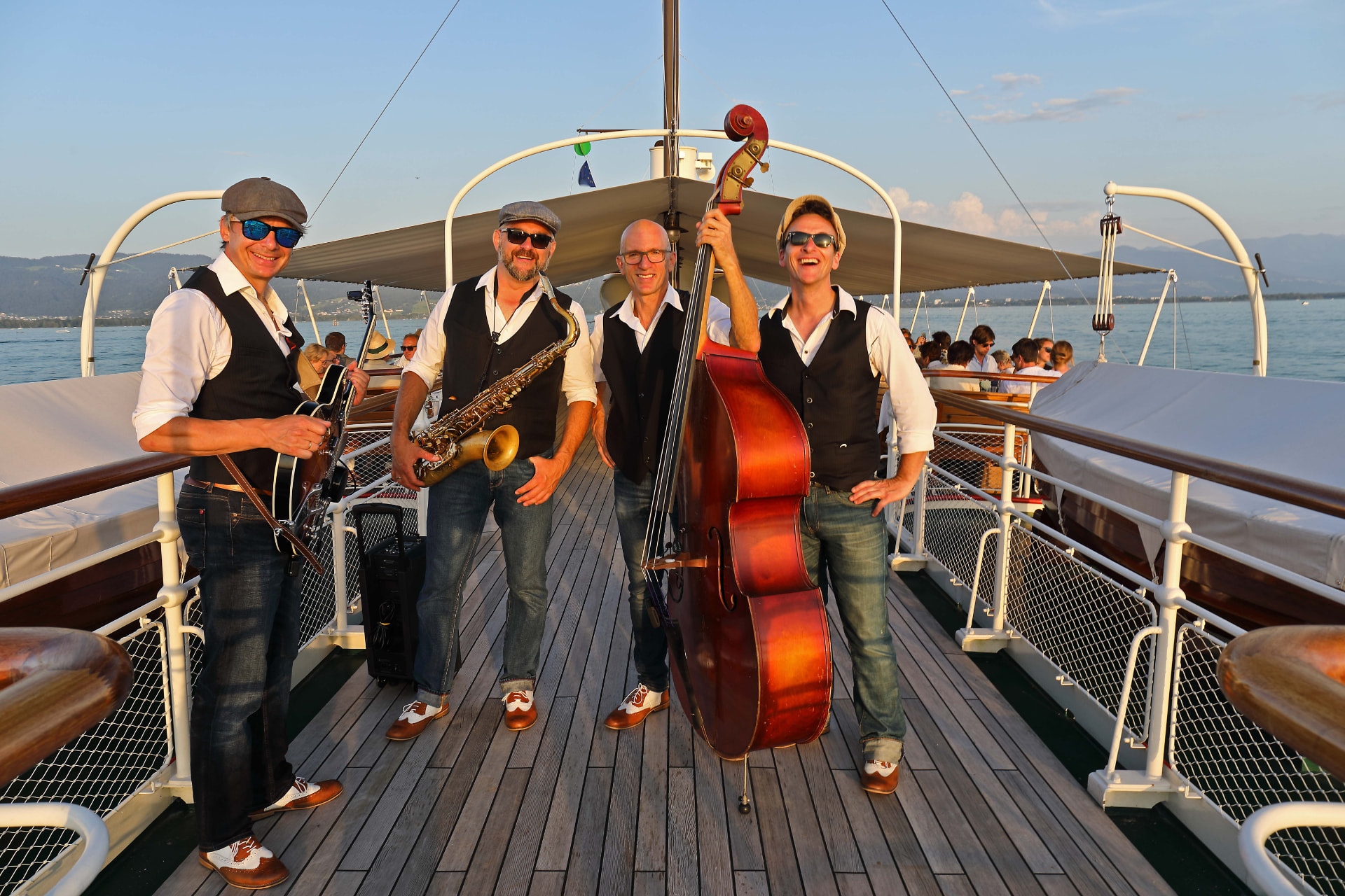 Die vier Swingbugs mit ihren Instrumenten auf einem Schiff