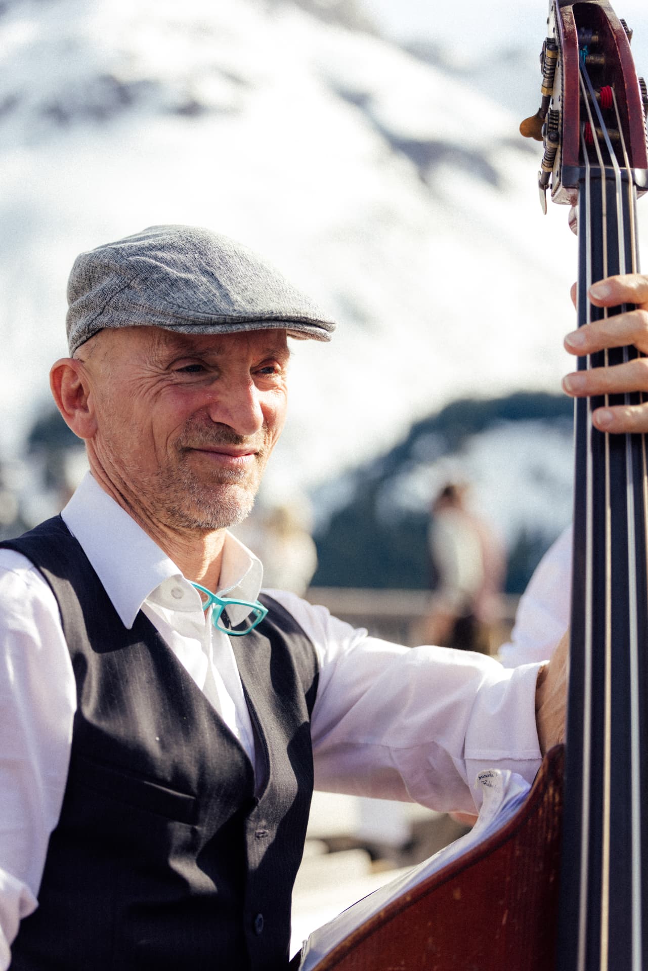 Porträt von Frank Naulin von The Swingbugs mit Bergen im Hintergrund